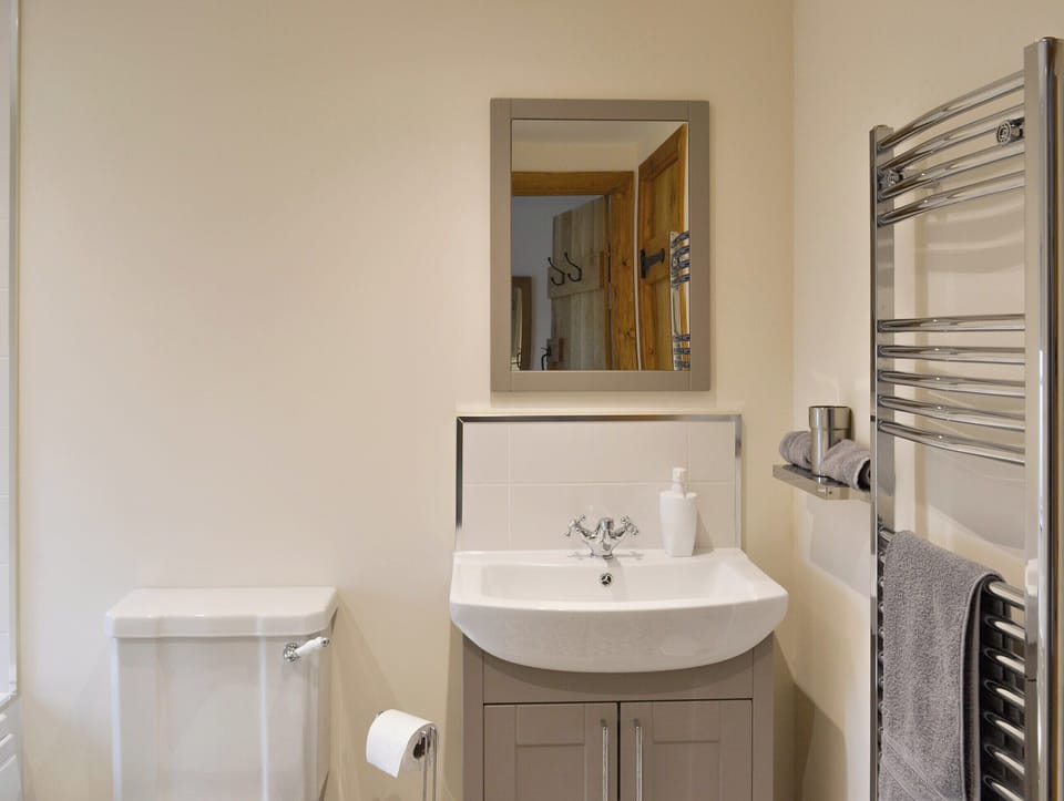 En-suite Bathroom with shower over bath | Cowslip - Ranby Cottage Farm, Ranby, near Retford