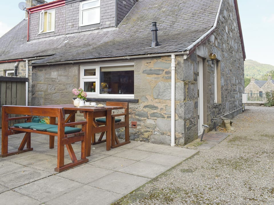 Paved patio area with outdoor furniture | Hill View House - Hillview Holidays, Aberfeldy