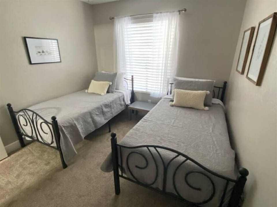 Guest bedroom 3 w/ twin size beds