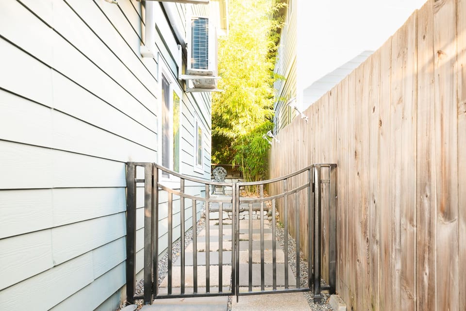 Your backyard is now fully gated for your furry loved ones !