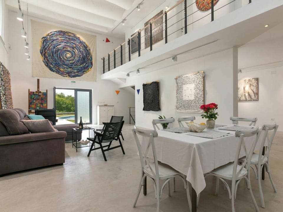 Room, Tablecloth, Interior Design, Floor, Furniture, Table, Ceiling, Couch, Flooring, Wall