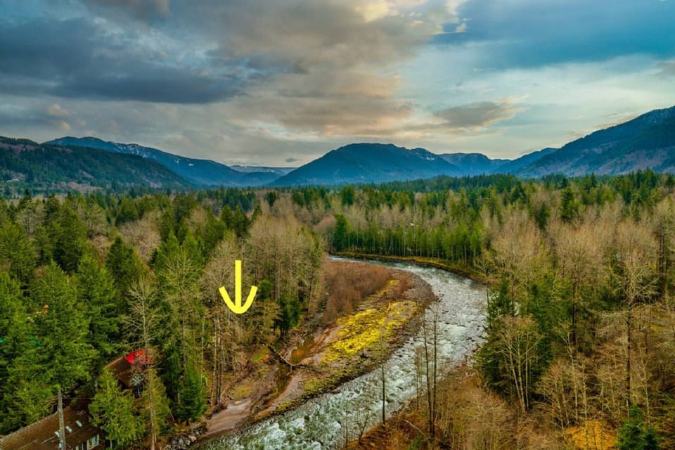 "River sound is very peaceful and house well equipped for a relaxing fun time." - John