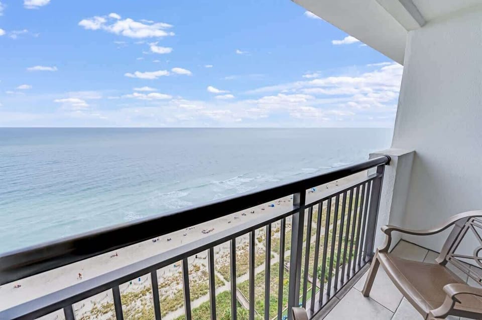 Balcony with Amazing Views of the Ocean