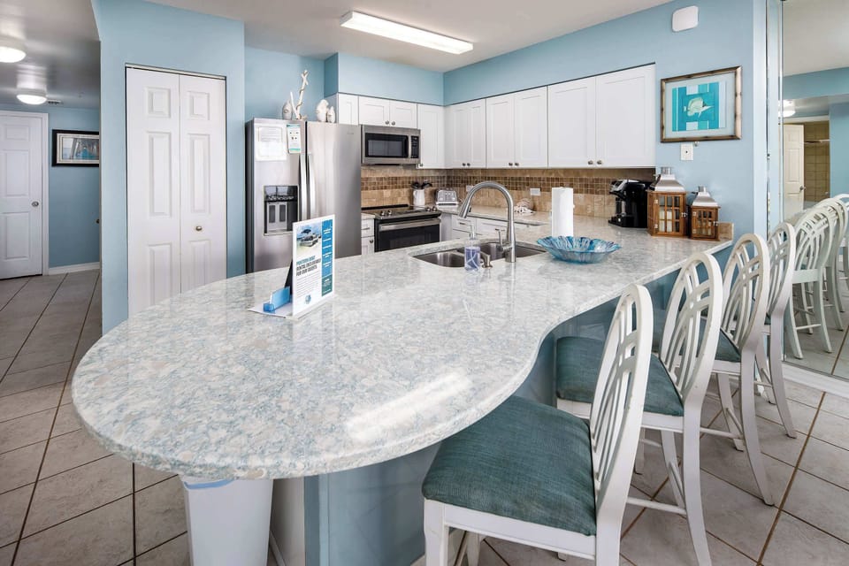 Kitchen with breakfast bar