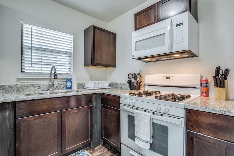 Kitchen with gas stove/oven, microwave, refrigerator to the right – there’s no dishwasher so we hope you don’t mind doing those few dishes you use by hand 😉