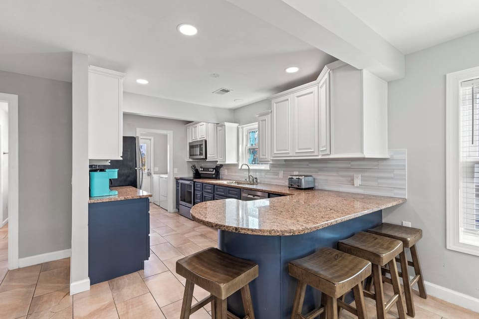 Kitchen with Breakfast Bar