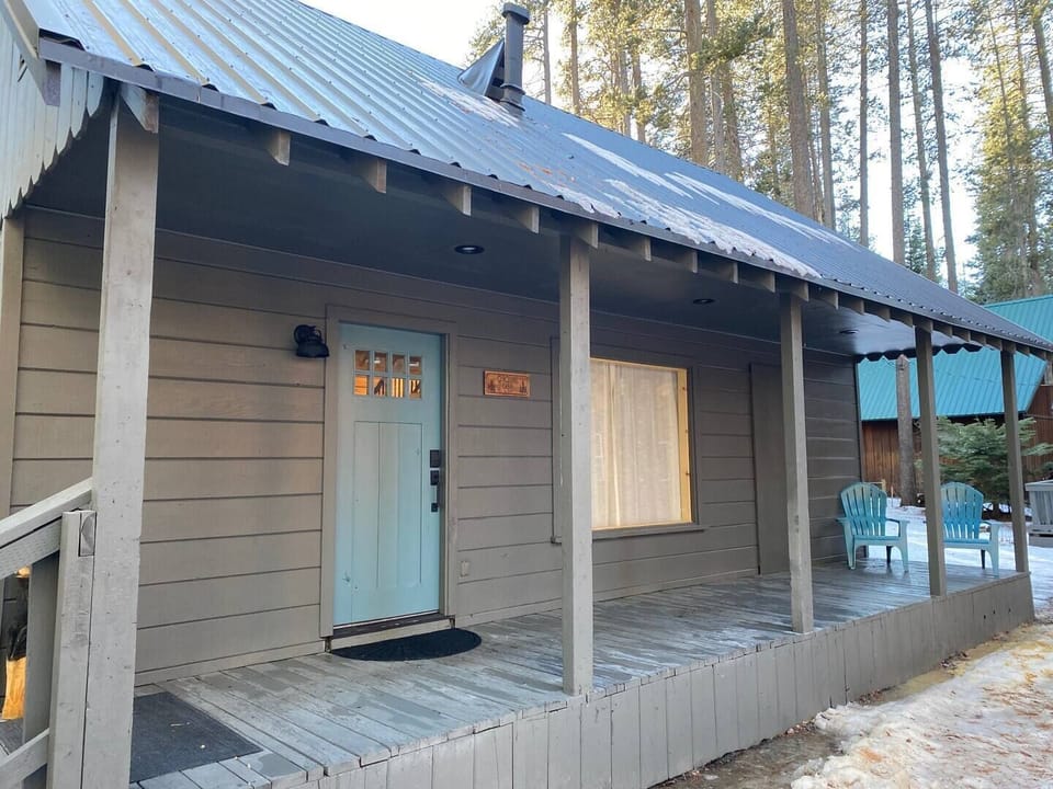 Cute front porch to enjoy the fresh mountain air. We do have a shared backyard as well. 