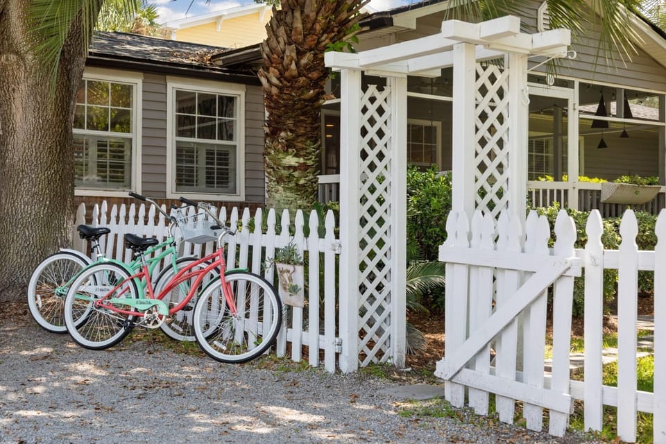 Pet Friendly, 2 blocks from Beach,  4 Bikes! (1949)