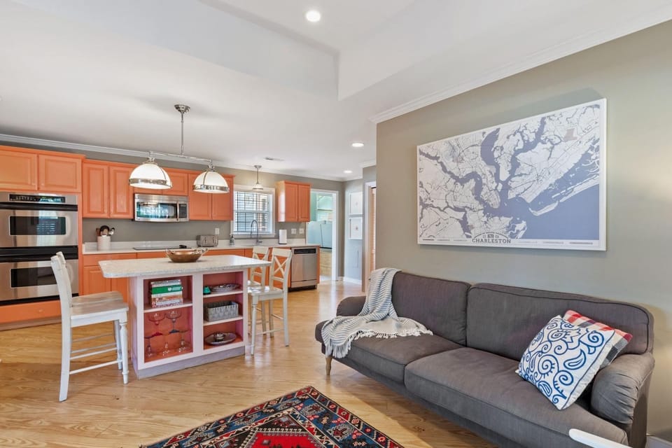 Pet Friendly, 2 blocks from Beach,  4 Bikes! (1916)