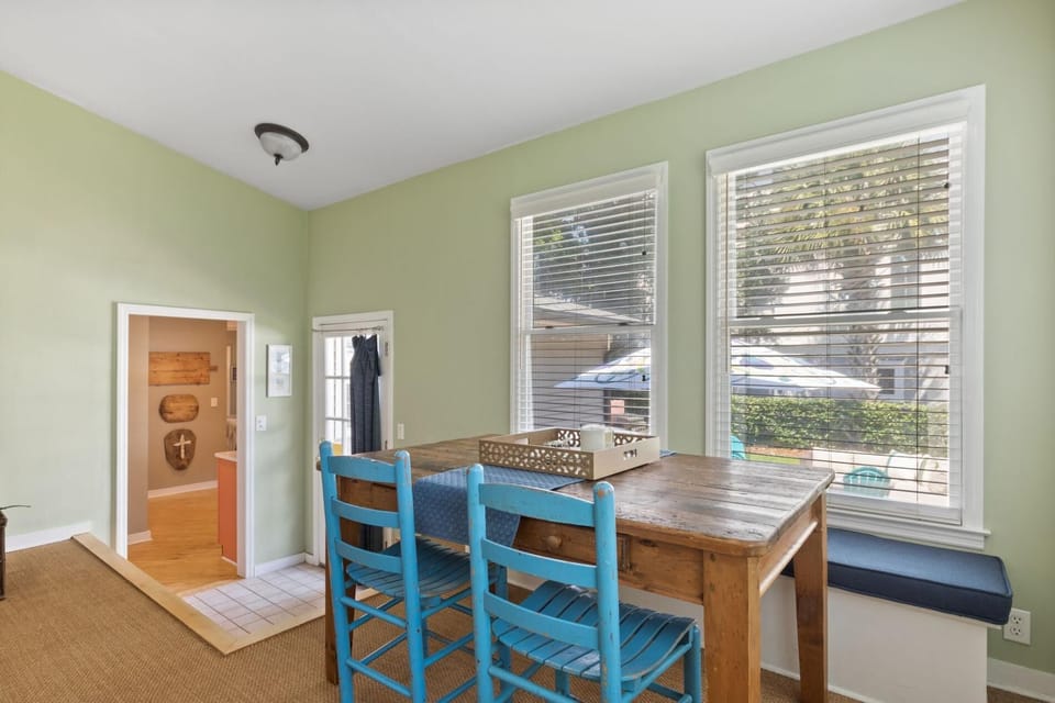 Pet Friendly, 2 blocks from Beach,  4 Bikes! (1927)