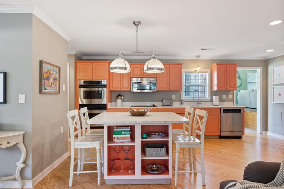 Pet Friendly, 2 blocks from Beach,  4 Bikes! (1919)