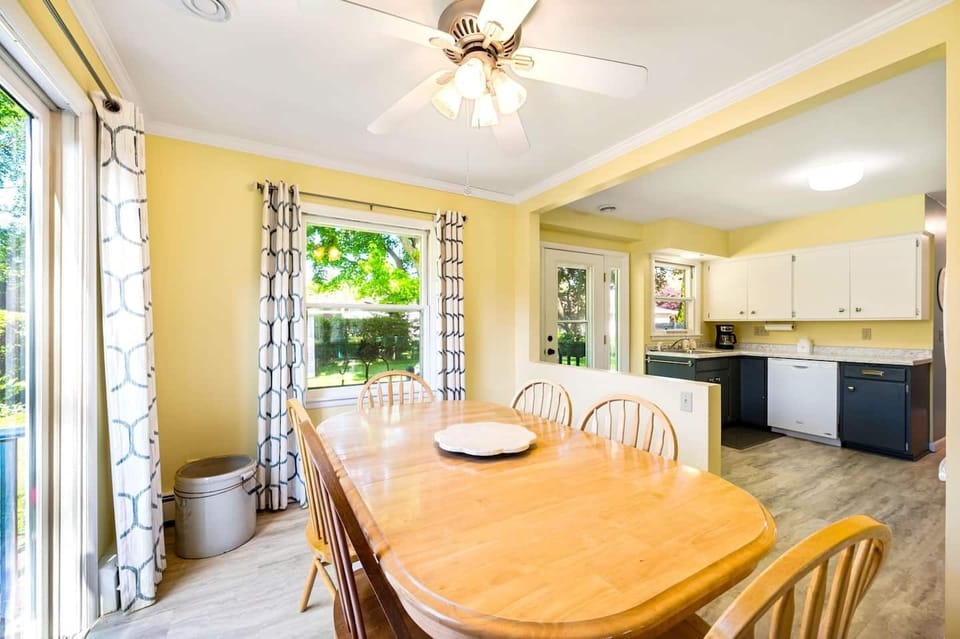 Spacious dining room and kitchen. Table seats 6