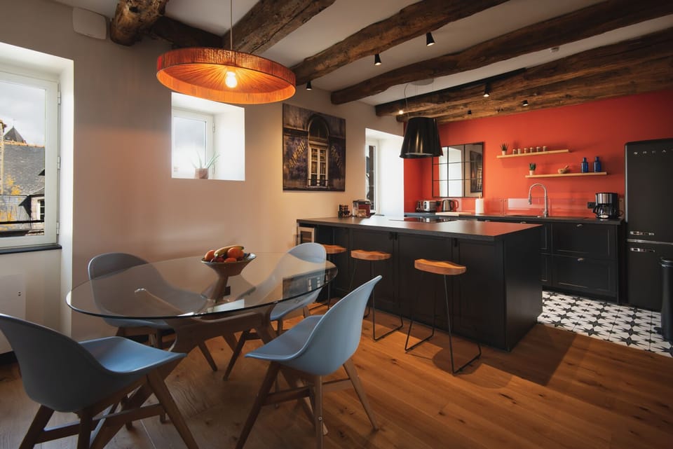 Fully equipped kitchen with island and breakfast table