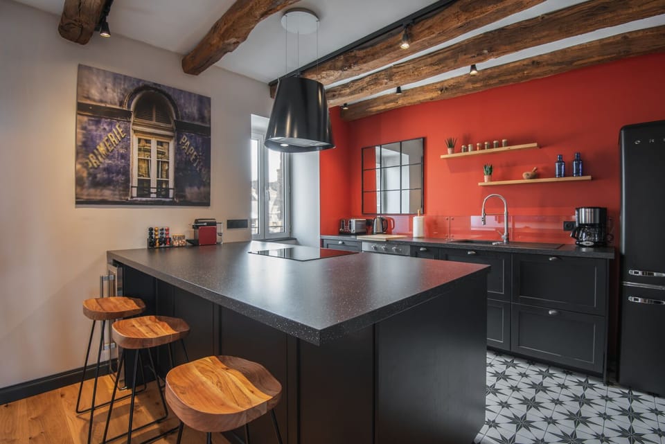 Fully equipped kitchen with island and breakfast table
