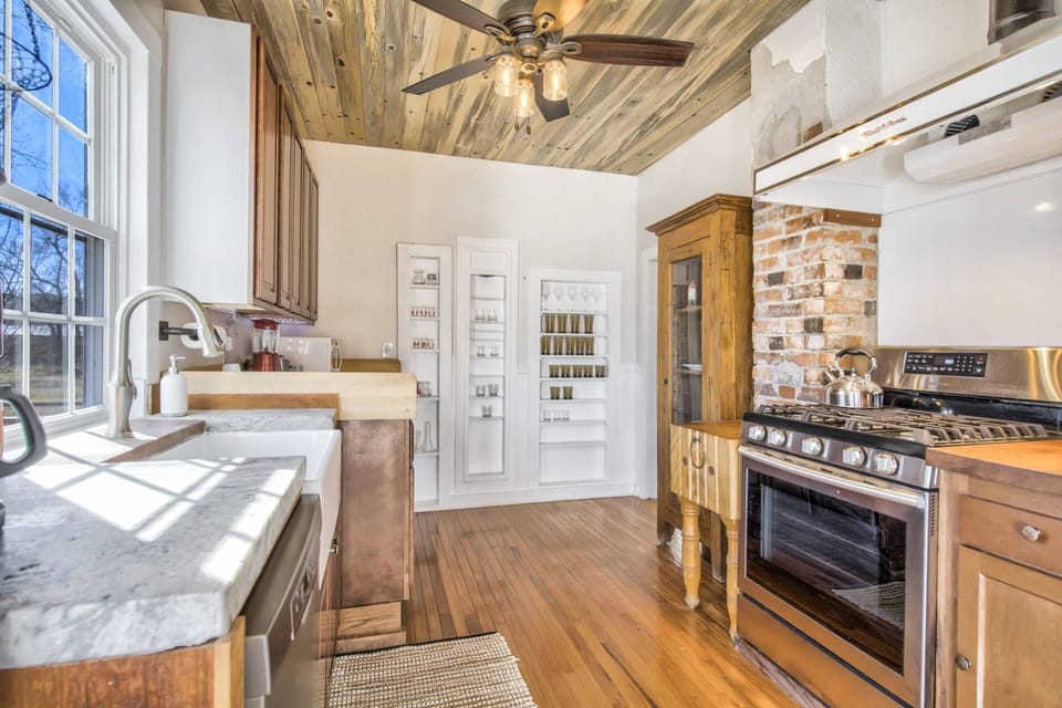 Modern Kitchen with all Amenities