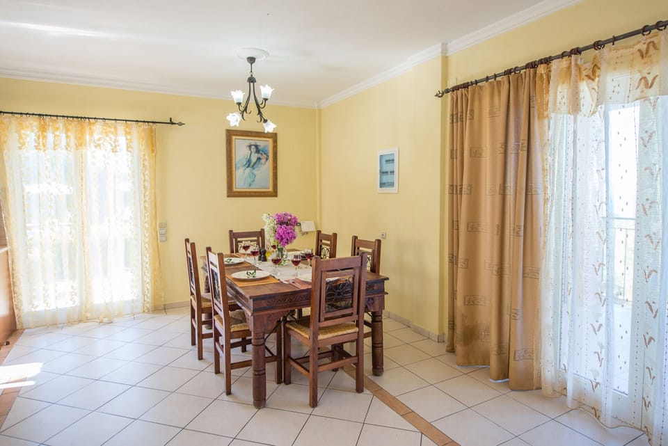 Villa Lenio Perithia Loutses dining area
