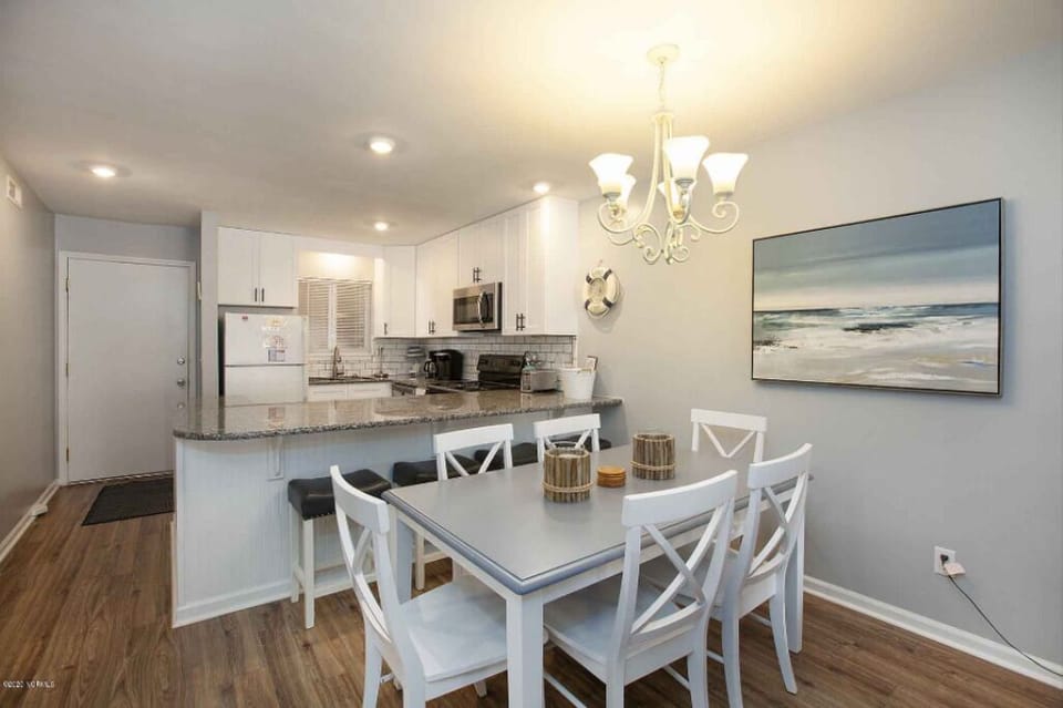 Seating for six at the table and four stools at breakfast bar