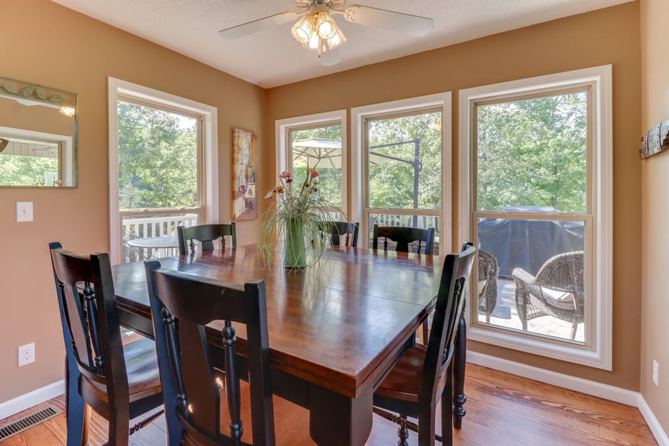 Eating area with views of the deck and the lake