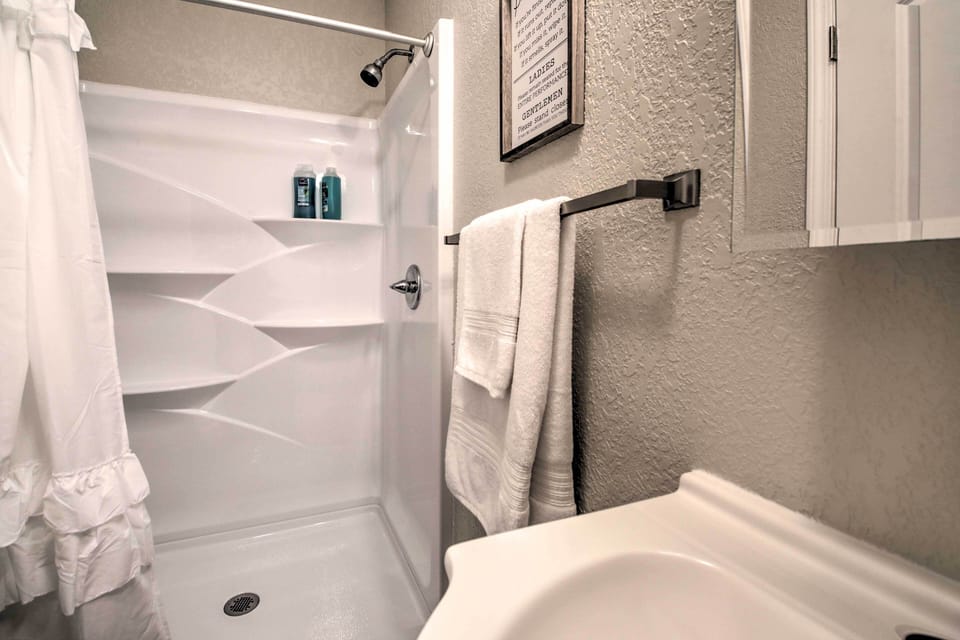 Full Bathroom | Walk-In Shower | Towels Provided