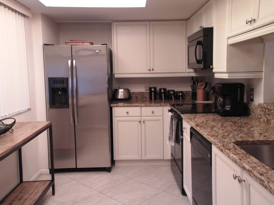 Fully equipped kitchen.