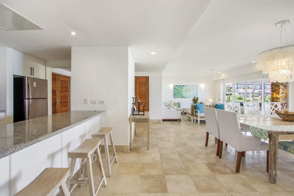 Sotogrande: open kitchen with bar counter