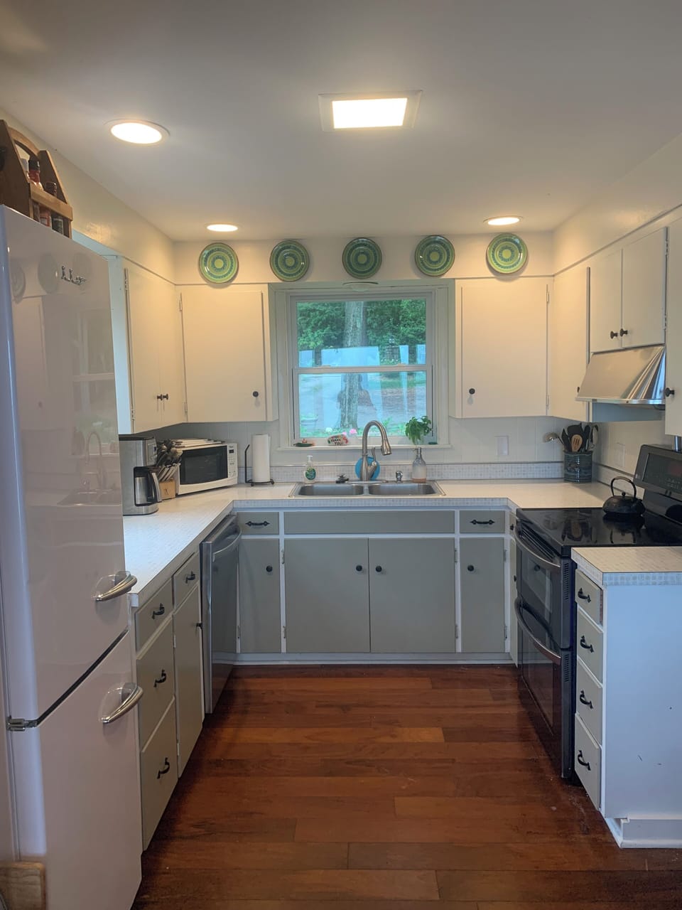 fully equipped kitchen with dishwasher, garbage disposal and loads of dishes