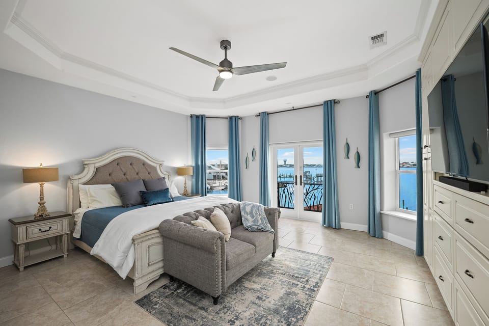 Lovely upstairs Master Suite with Tempurpedic & balcony with gorgeous views