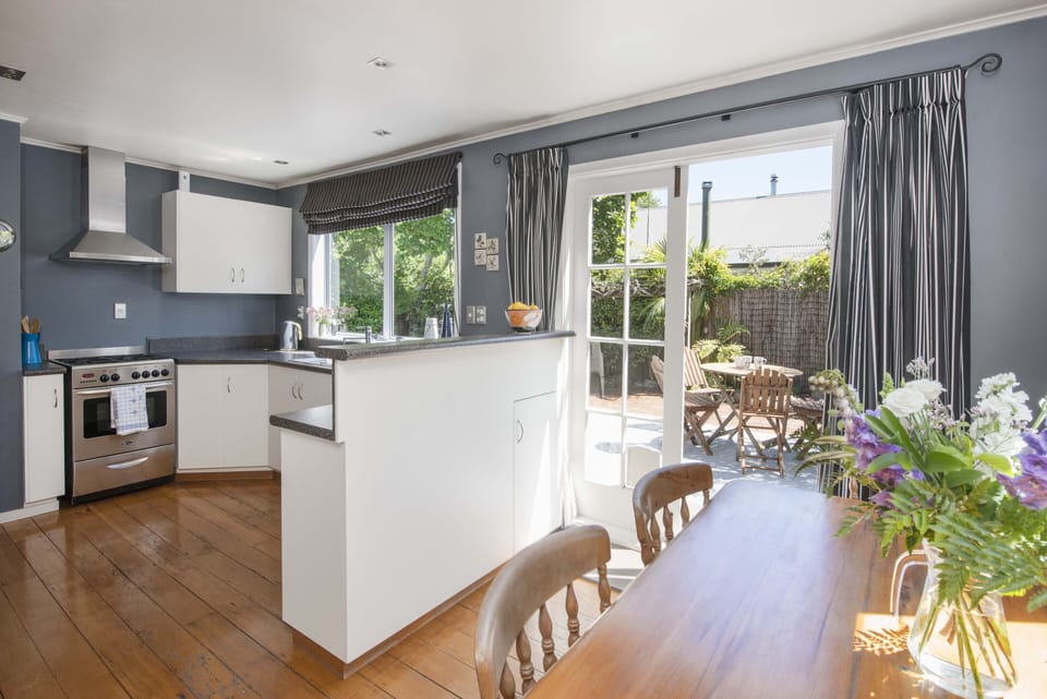 Open kitchen & dining area
