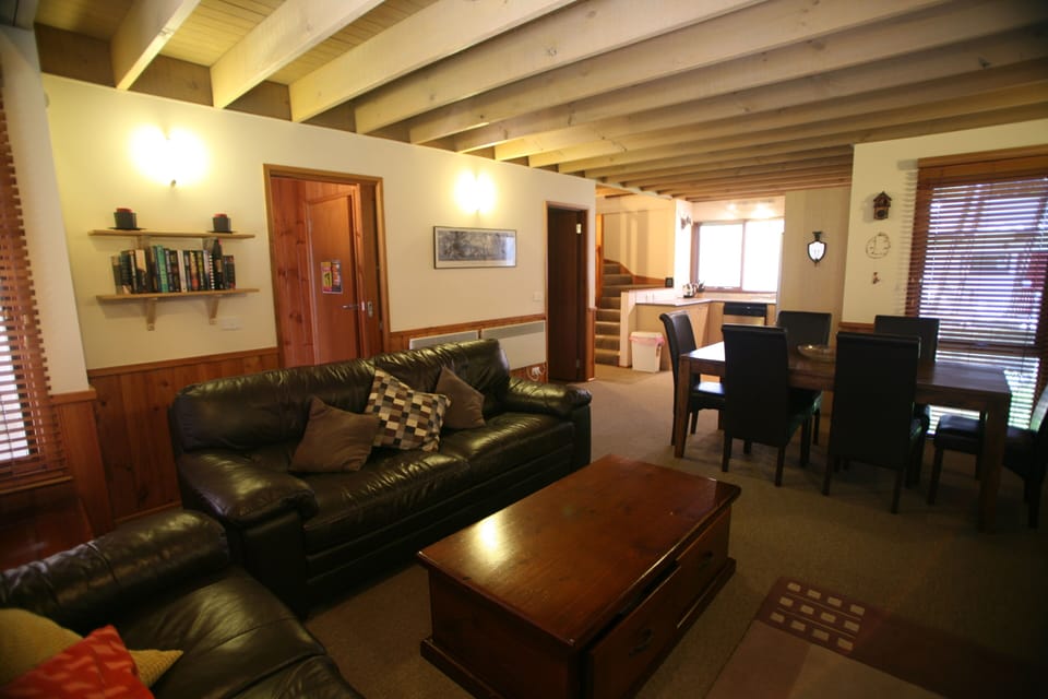 lounge/dining area 