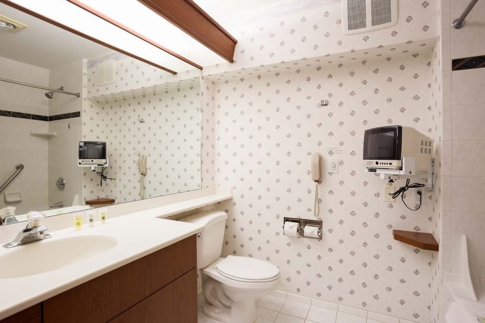 Full bathroom, with all the essentials provided!