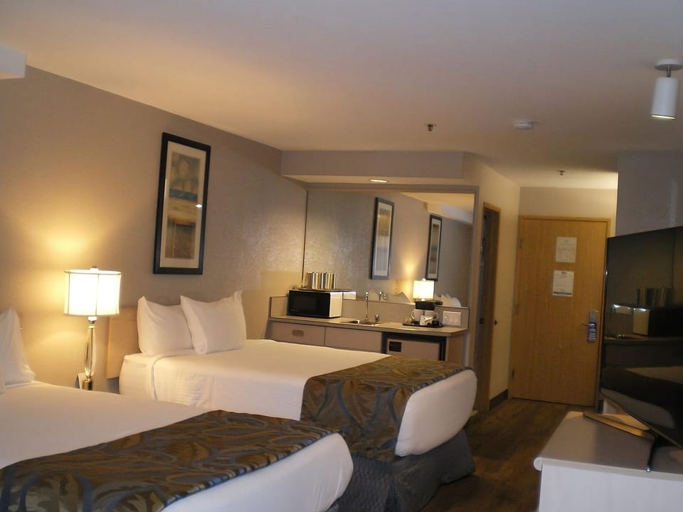 Come and go easily with spacious layout and quick snack setup.