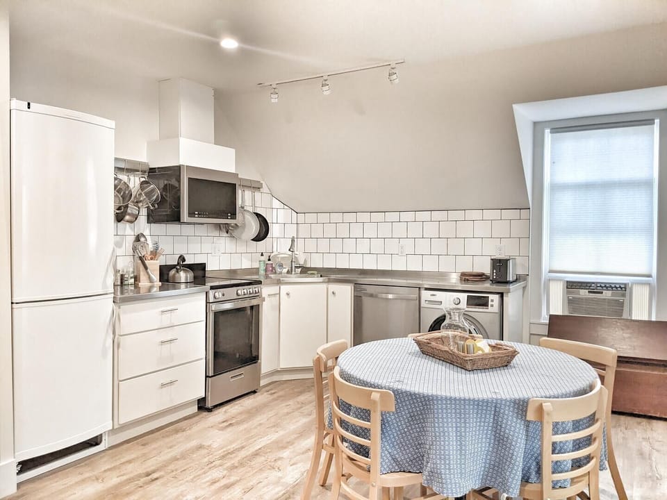 eat in kitchen off of entrance way