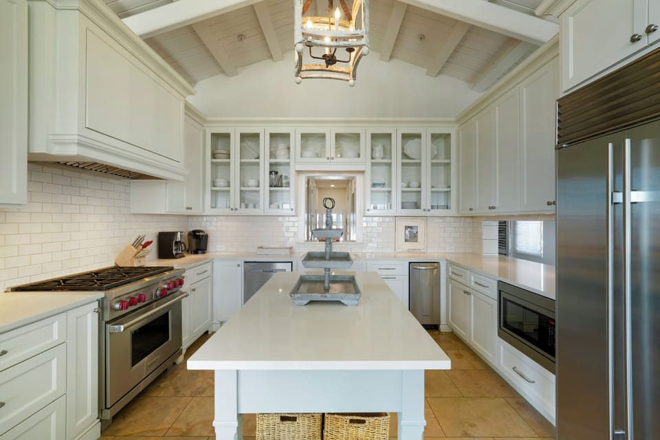 CHEF'S KITCHEN W/HIGH END APPLIANCES