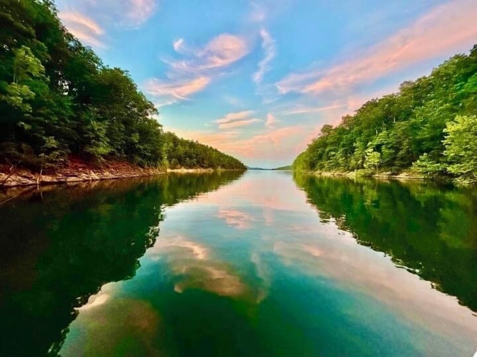 Lake Cumberland @sunset. Photo📸by Anne Talbot.