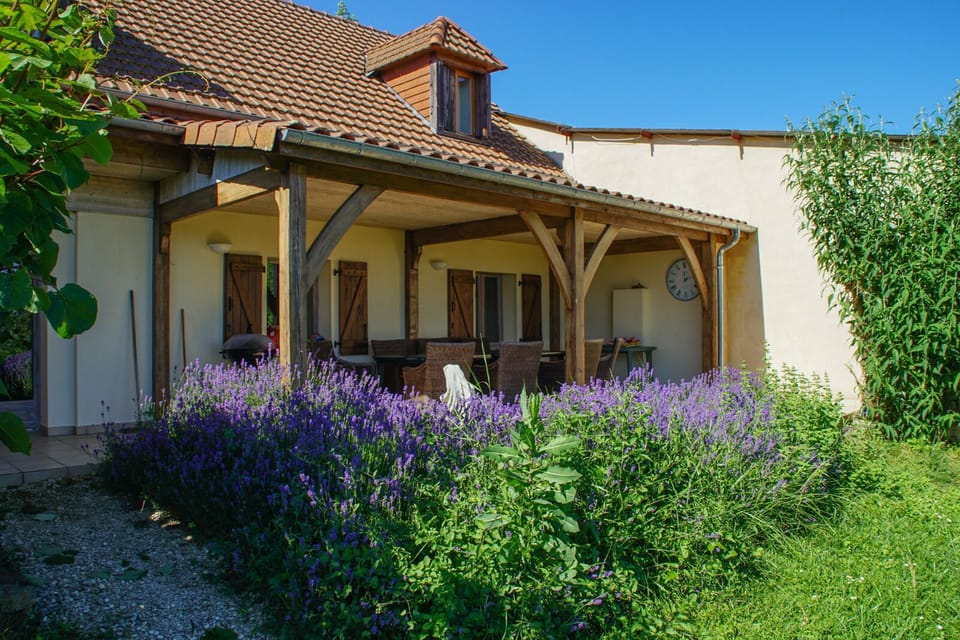  Covered outdoor terrace, Lascaux gite