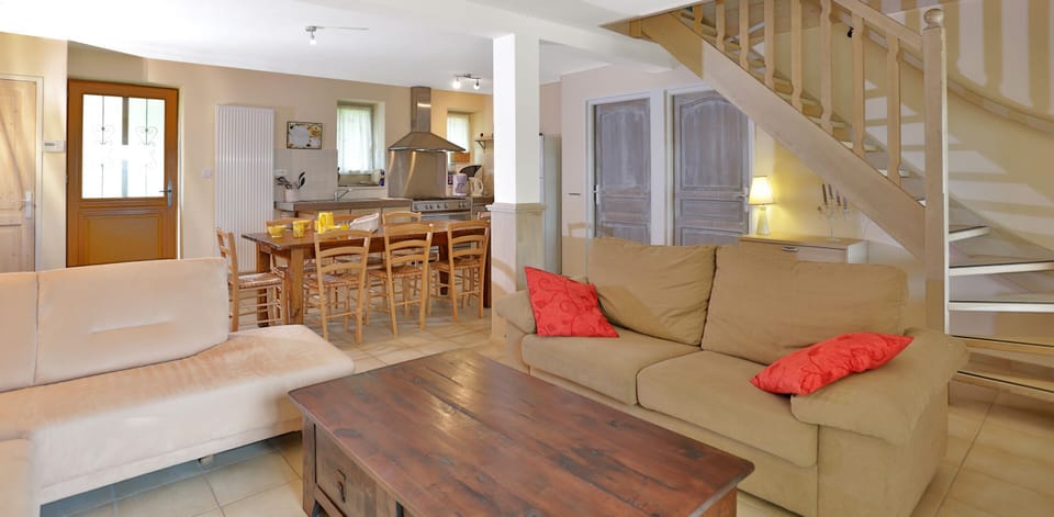  Living room and kitchen, Lascaux gite