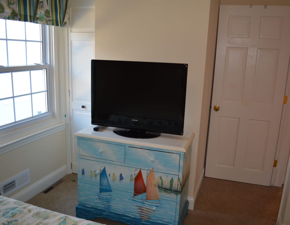 Bedroom 2 - Queen (2nd Level) - Picture 2 of 2