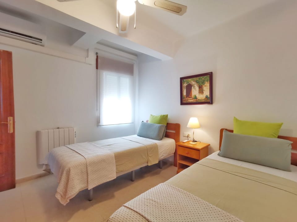 Third bedroom 2 single beds