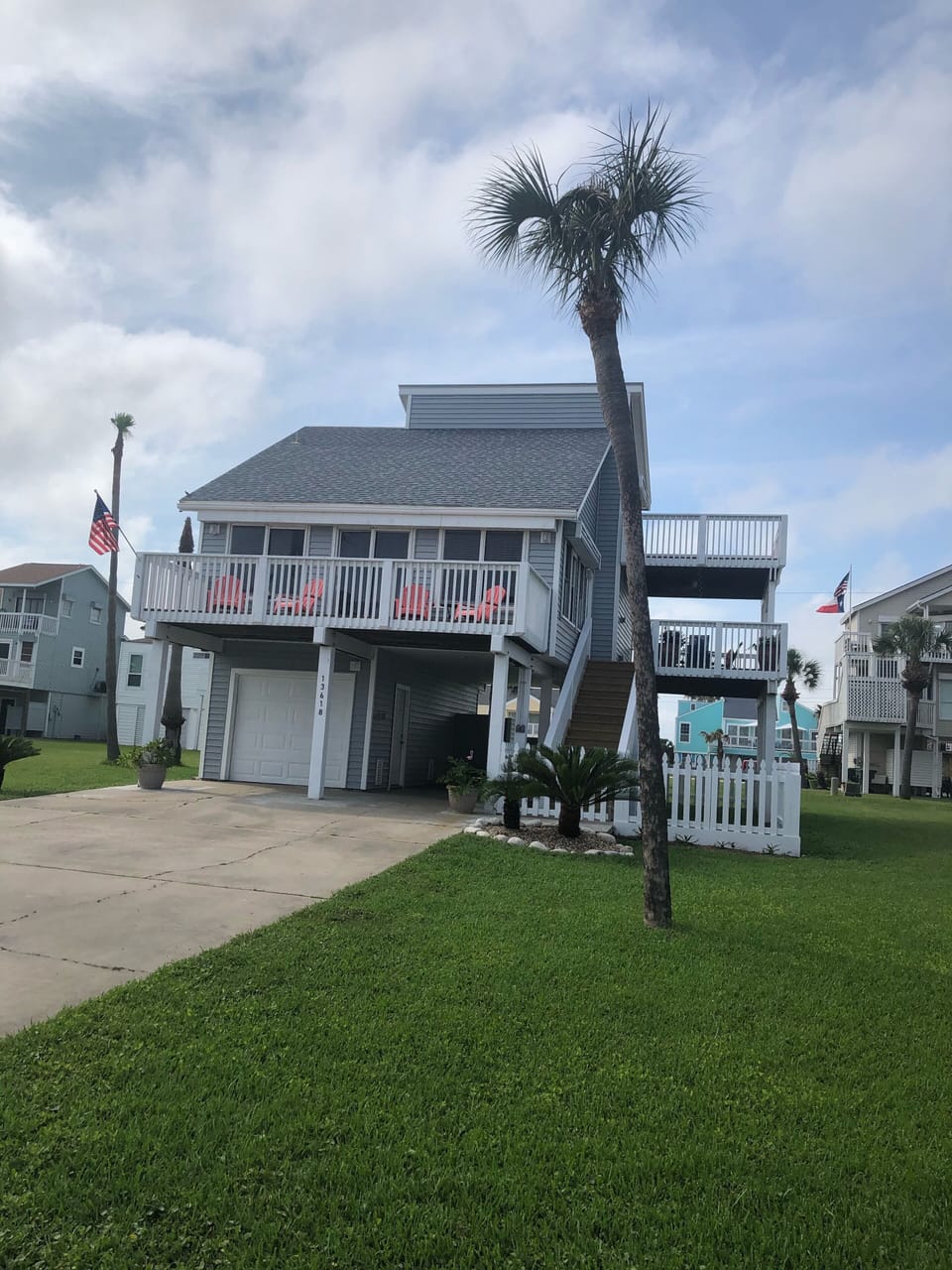 All Is Whale offers 3 decks and a fenced in yard.!🐶🐾