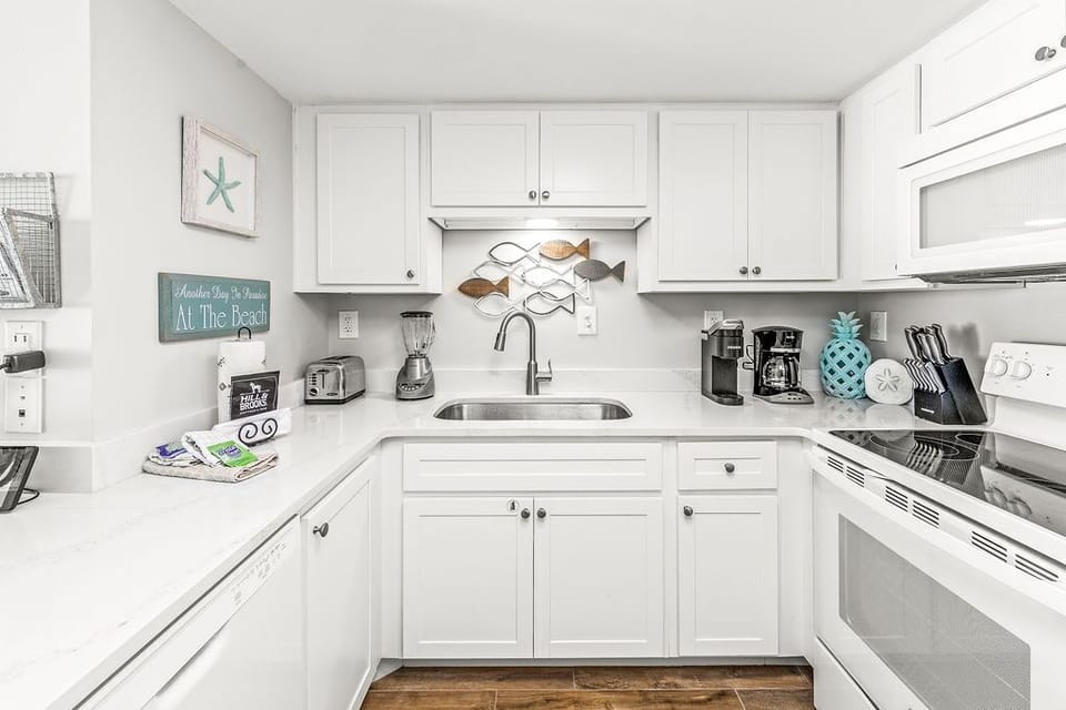 Large Fully Equipped Kitchen with Extra Seating at the Breakfast Bar