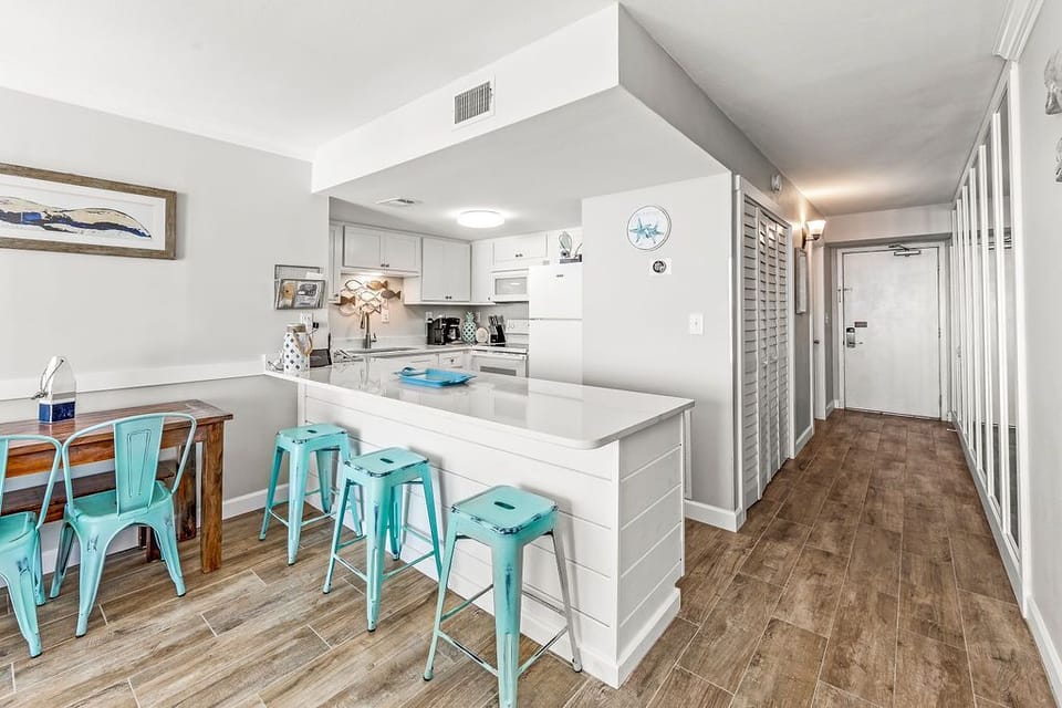Beautiful Upgraded Open Plan Living and Dining Area with Dining Table for 6 and Extra Seating at the Breakfast Bar