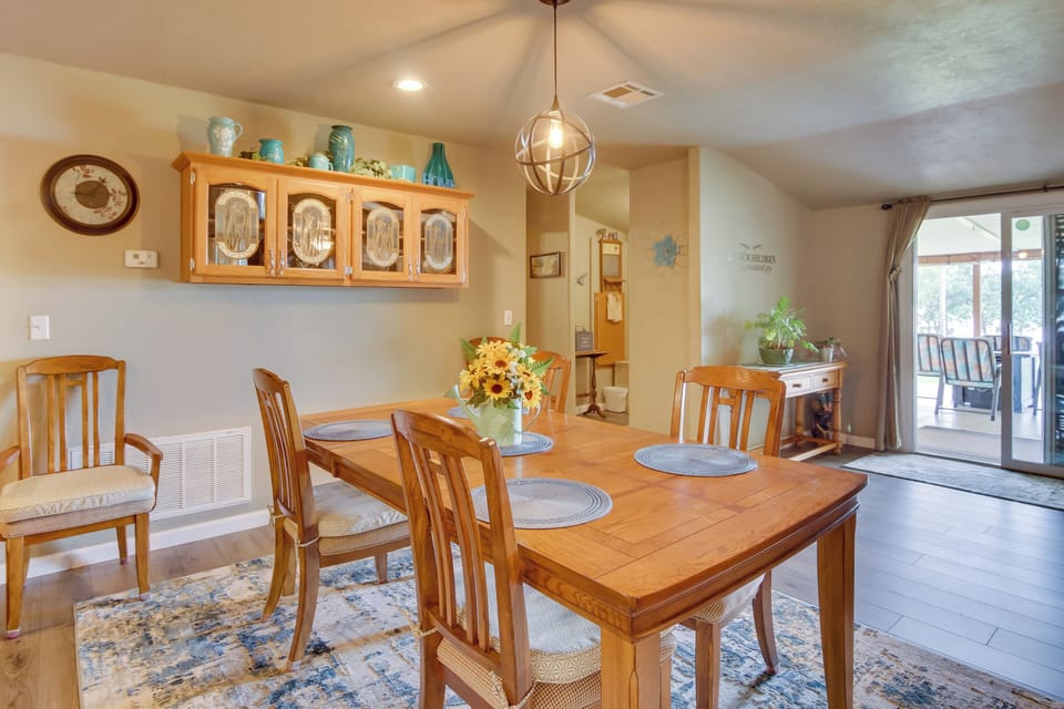 Dining Room | Dishware/Flatware Provided