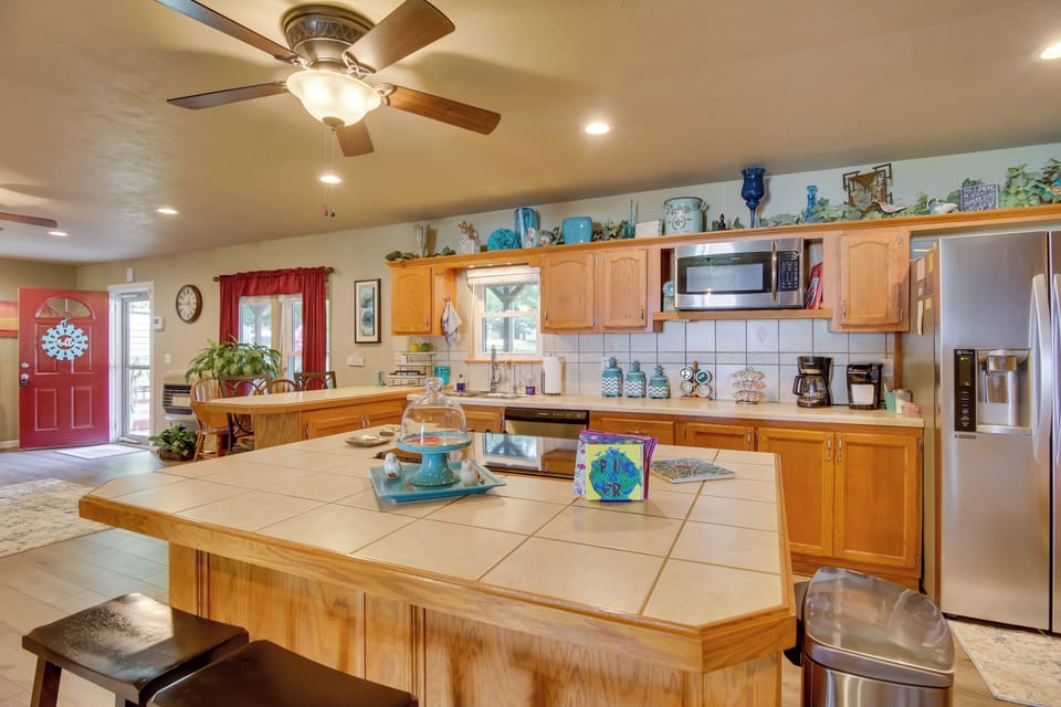 Kitchen | Cooking Basics & Spices | Drip & Keurig Coffee Makers | Crockpot