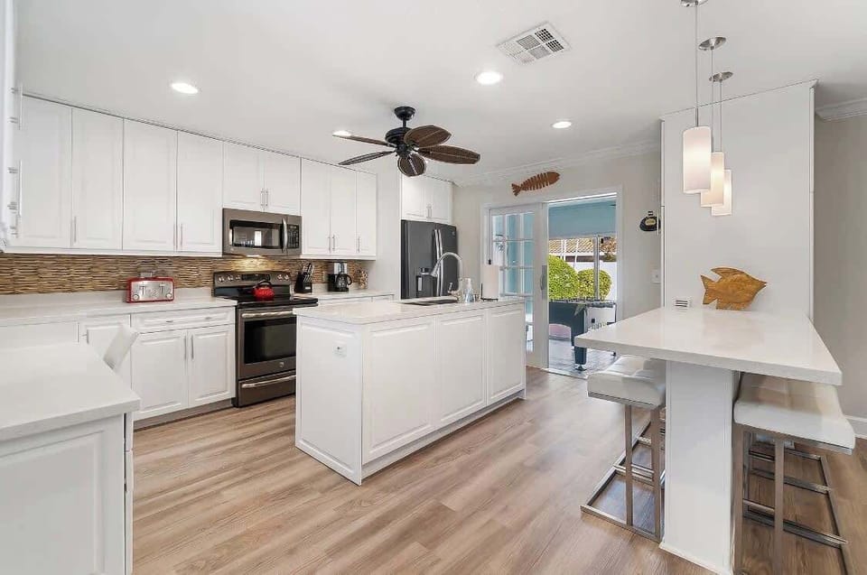 big, fully appointed kitchen with island and breakfast nook