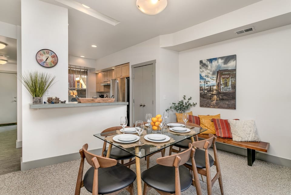 Dining Room | Seats 6