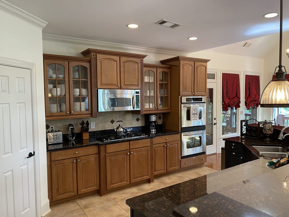 Fully equipped kitchen, basic items included (paper towels, dish soap, etc).