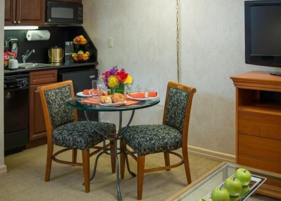 Executive Jr Suite Kitchenette and Dining Area