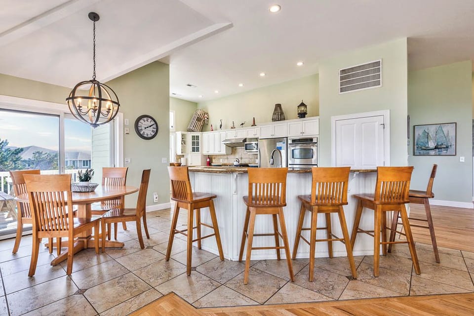 Top-Level Kitchen with Bar (seats 5)