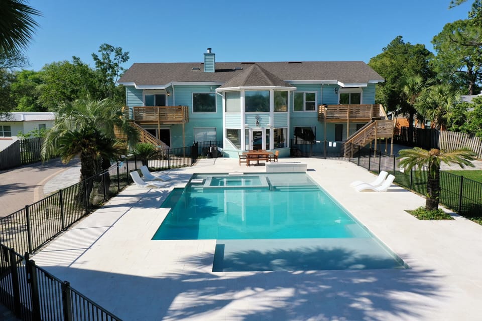 Full property: http://www.vrbo.com/2122840