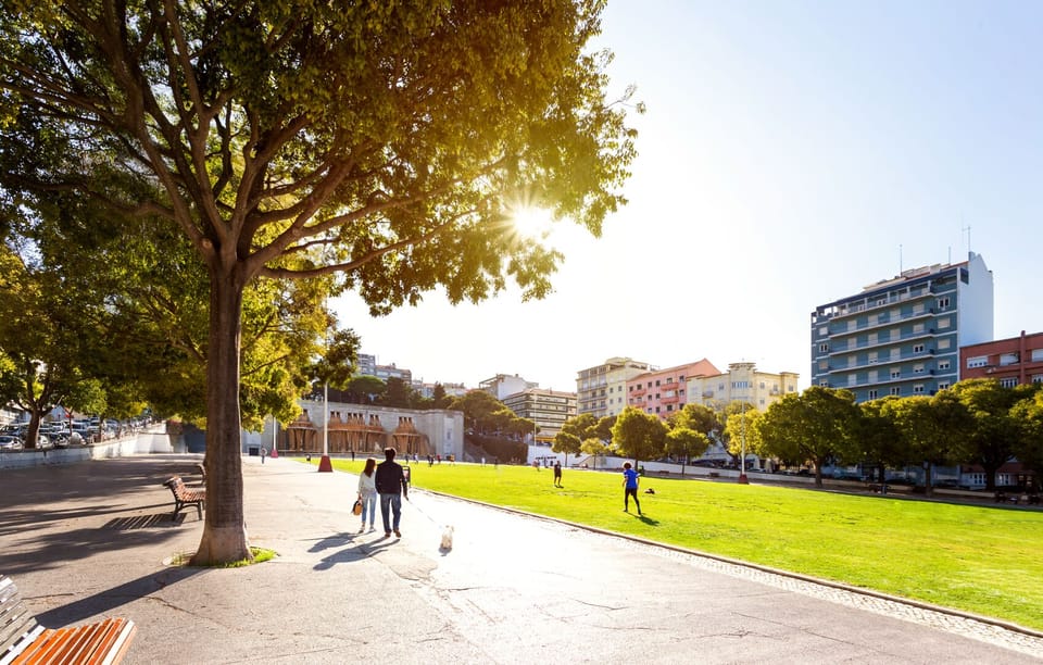 Jardim para desportos ao ar livre a  200 metros do apartamento.